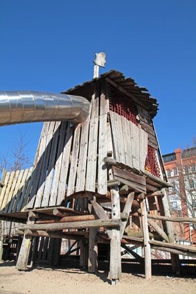 Ein Spielturm aus Holz sind schön