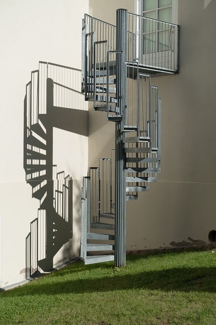 Wendeltreppe oder Spindeltreppe in den Garten