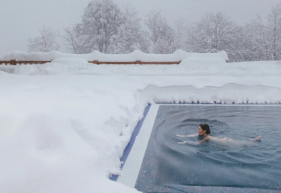 Swimmingpool im Winter ohne Sicherheitsabdeckungen