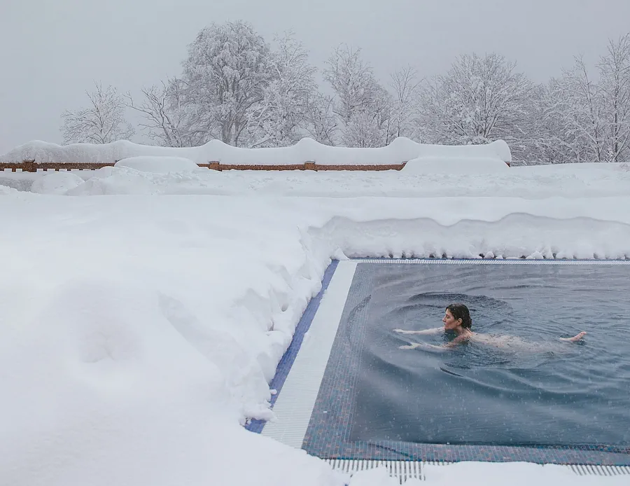 Swimmingpool im Winter ohne Sicherheitsabdeckungen