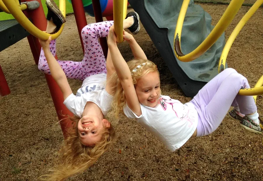 Wenn Kinder im Garten spielen wird es lustig