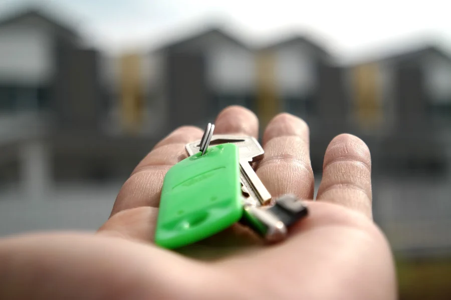 Wohnraum vermieten - Schlüsselübergabe an Mieter