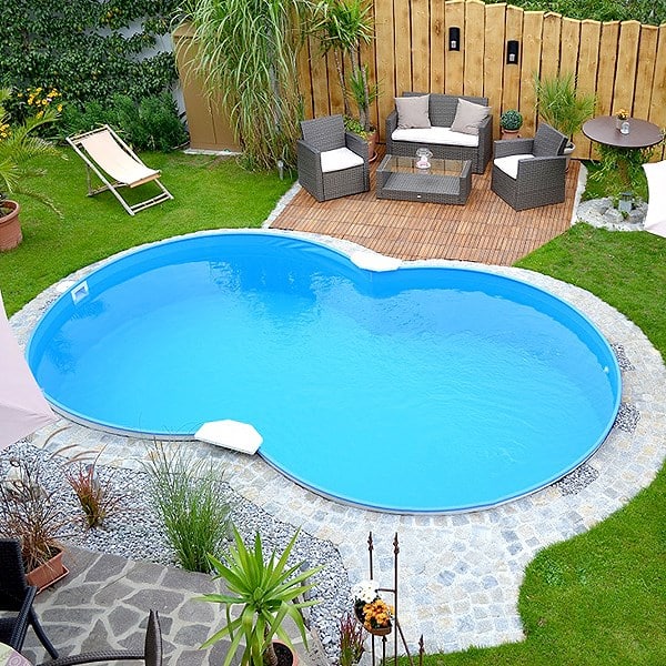 Traumhafter Blick auf einen Pool im Garten