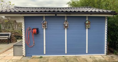 blaues-Gartenhaus-mit-3-Insektenhotels