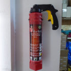 Feuerlöscher in Wandhalterung