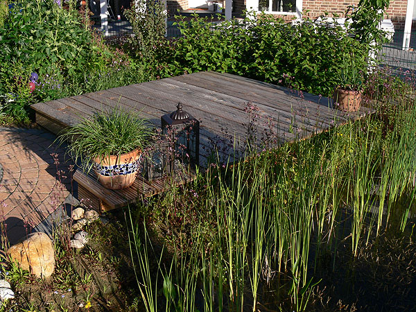 Holzterrasse am Gartenteich bauen