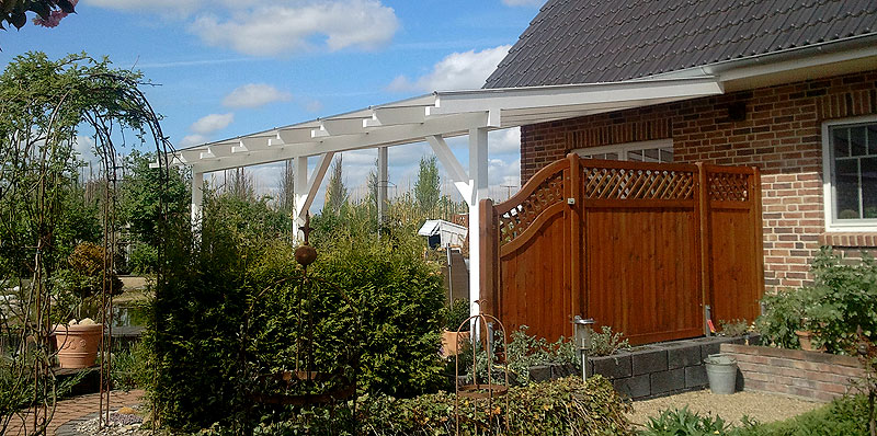 Terrassenüberdachung / Pergola aus Holz im Garten